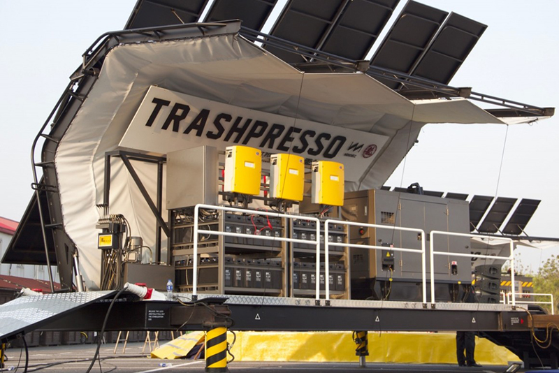 TrashPresso, la planta de reciclaje portátil capaz de convertir el plástico en azulejos