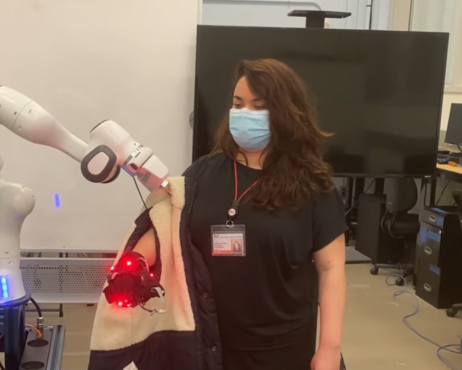 Un equipo del MIT crea un robot que ayuda a la gente mayor a vestirse